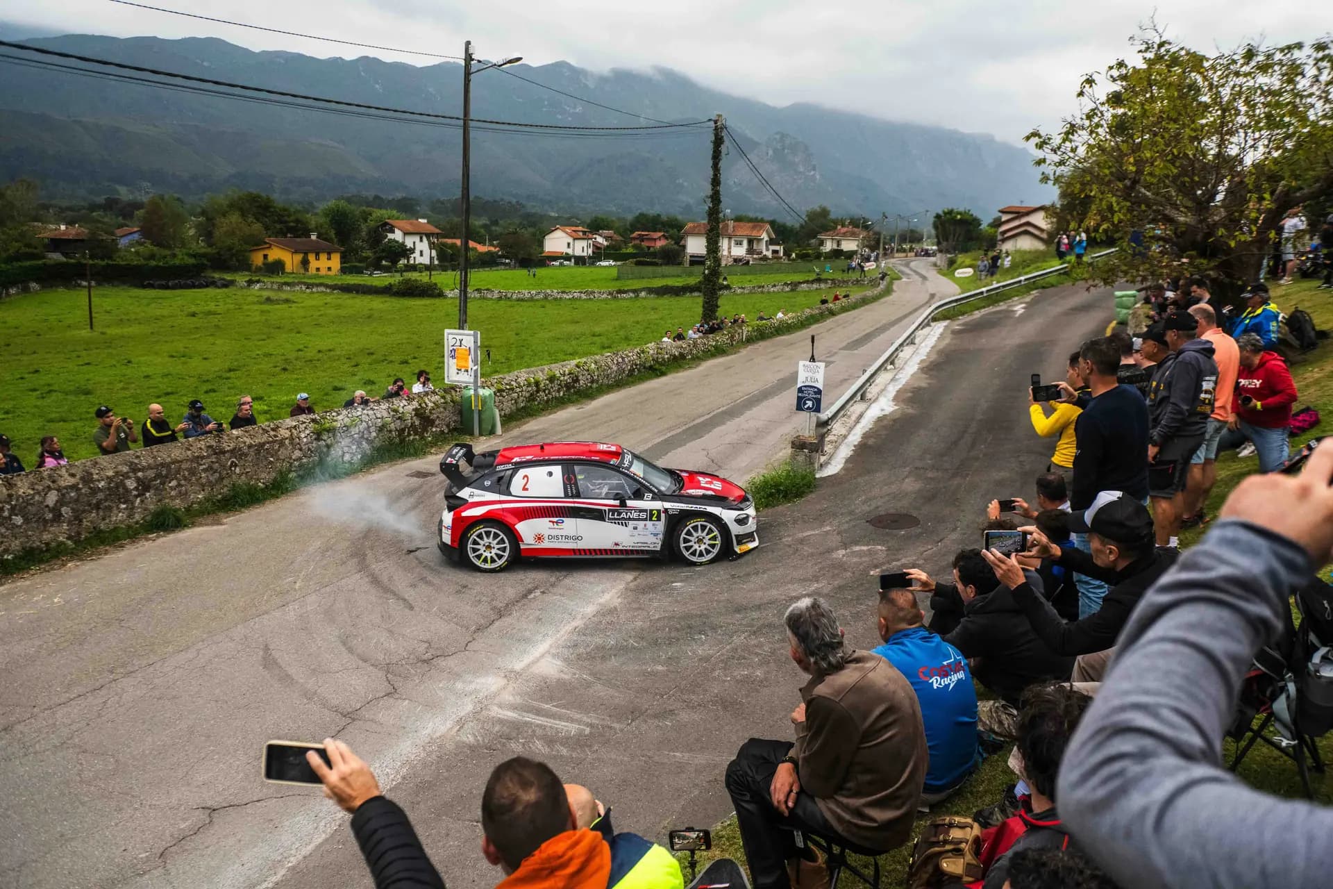 Diego Ruiloba lidera por primera vez un rally de asfalto con el Lancia Ypsilon Rally2 HF Integrale en Llanes